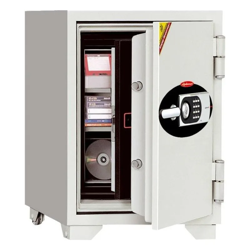 כספת מדיה דיפלומט DS-060 בצבע לבן שנהב, עם שתי דלתות פתוחות: הדלת החיצונית עם לוח המקשים, ומאחוריה הדלת של התא הפנימי המבודד, ובו מדפים עם קלטות גיבוי ותקליטור