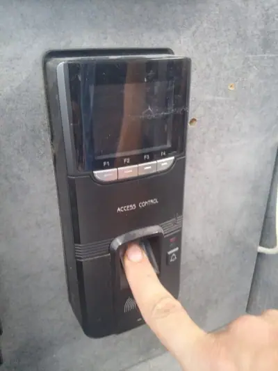 קורא בקרת כניסה ביומטרי לטביעת אצבע מותקן ליד דלת לזיהוי מורשים