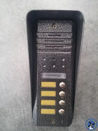 לוח אינטרקום מתוצרת Commax לבניין רב-דיירים עם לחצני זימון מרובים