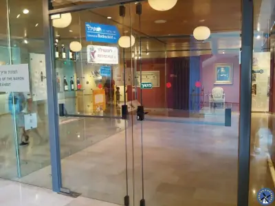 צילינדר נעילה מותקן בתחתית פרזול של דלת זכוכית בכניסה ציבורית