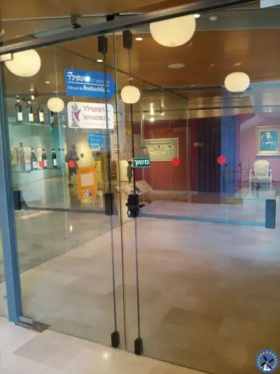 תקריב צילינדר נעילה בתו תקן אירופאי המותקן בדלת זכוכית של כניסה ראשית