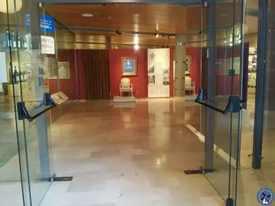 ידית בהלה על דלת כניסה מזכוכית בלובי בניין ליציאת חירום בלחיצה