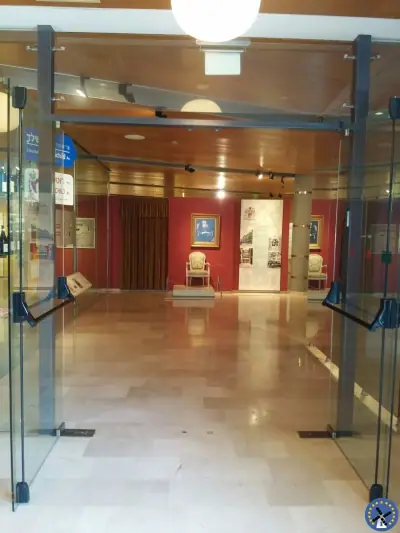 דלת זכוכית בכניסת מבנה עם פרזול ציר ומנגנון יציאת חירום