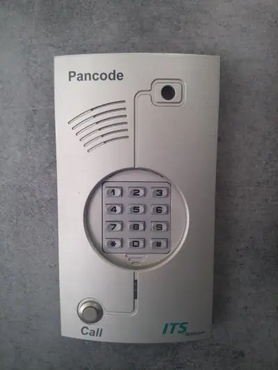 אינטרקום Pancode עם מצלמה וקודן ספרתי בעיצוב מעגלי בכניסה