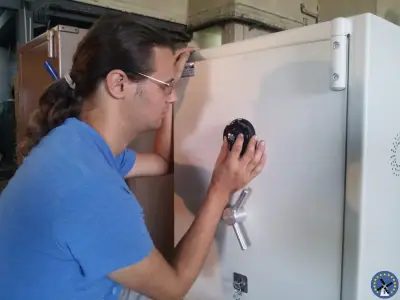 פורץ כספות מפענח חוגת שילוב גדולה של כספת ביד מיומנת
