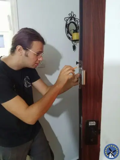 פורץ מנעולים פותח צילינדר של דלת דירה בעזרת כלי פריצה עדינים ללא נזק