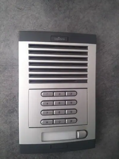 פאנל אינטרקום Logiphone עם קודן ספרתי לפתיחת דלת כניסה לבניין