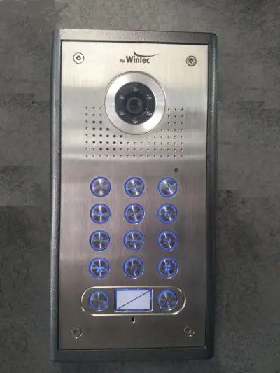 אינטרקום PalWintec עם מצלמה, קודן וקורא כרטיס קרבה בכניסה ראשית