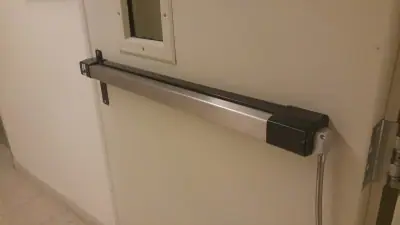 ידית בהלה על דלת אש ליציאת חירום בטוחה בעת שריפה