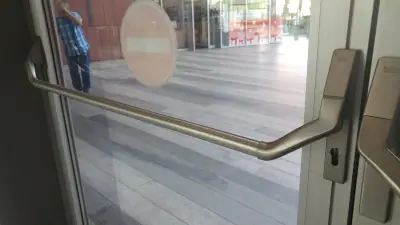 ידית בהלה משולבת צילינדר על דלת זכוכית לשליטה בכניסה וביציאת חירום