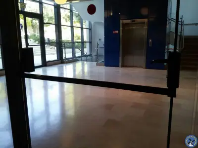 ידית בהלה על דלת זכוכית פתוחה המראה את מנגנון היציאה המהירה מבפנים