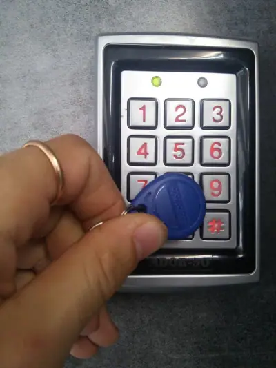קודן דלת עם לוח ספרות וקורא תג קרבה RFID לבקרת כניסה משולבת