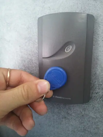תג קרבה RFID מוצמד לקורא בקרת כניסה לפתיחת דלת ללא מפתח
