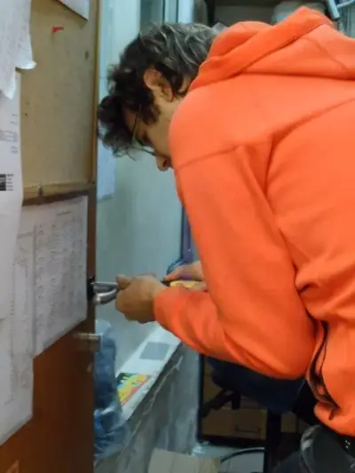 הרכבת מנעול וידית דלת בעזרת מברג בעת התקנת צילינדר