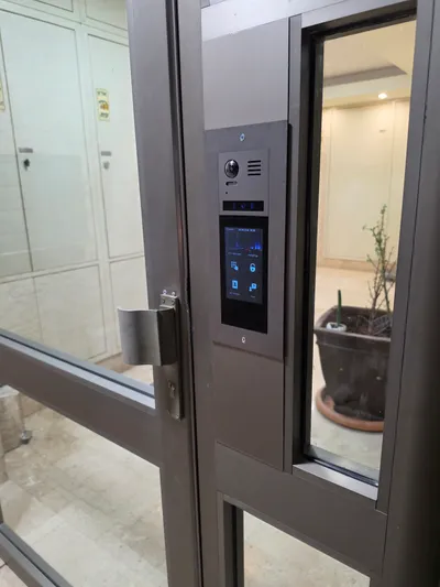 אינטרקום מסך מגע VisionNet בכניסת בניין, מבט מבחוץ אל לובי הבניין