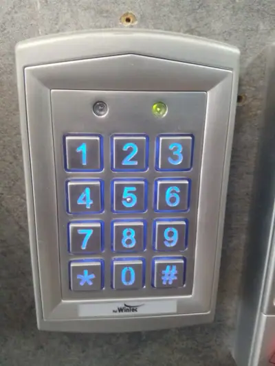 לוח בקרת כניסה Wintec עם קודן ספרתי מואר ולחצנים מוארים בכניסת בניין