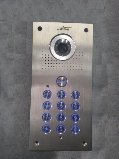 אינטרקום Wintec עם מצלמה וקודן ספרתי בכניסת בניין מגורים