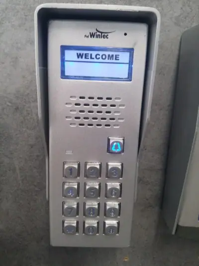 לוח אינטרקום Wintec עם מקלדת ותצוגת קבלת פנים מותקן בכניסת בניין