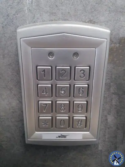 קודן דלת כסוף מתוצרת Wintec עם לוח ספרות לפתיחת כניסה בקוד