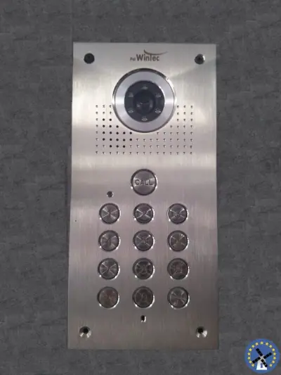 אינטרקום נירוסטה מתוצרת Wintec עם מצלמה רחבת זווית בכניסת בניין