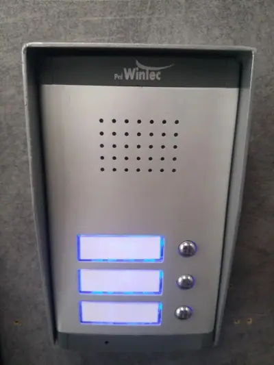 לוח קריאה של אינטרקום Wintec עם שלוש יחידות לחצנים בבניין מגורים