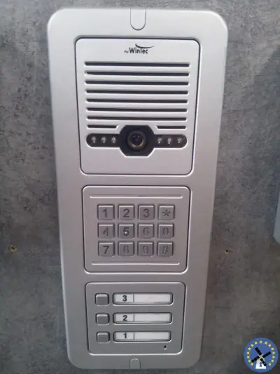 אינטרקום וידאו מתוצרת Wintec עם מצלמה ולוח ספרות לבניין דירות